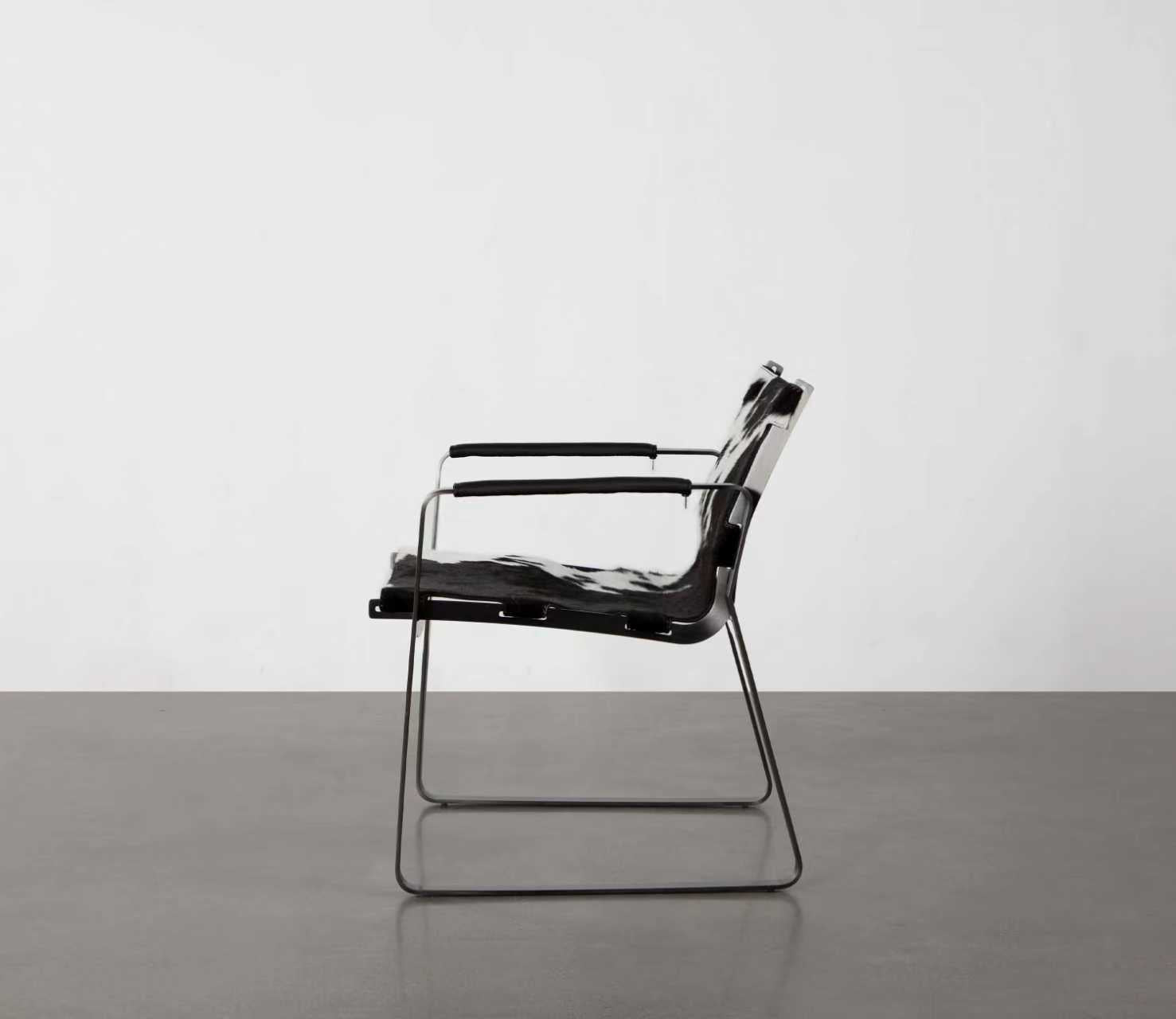 Monotone Cowhide Arm Chair / モノトーンカウハイド アームチェア